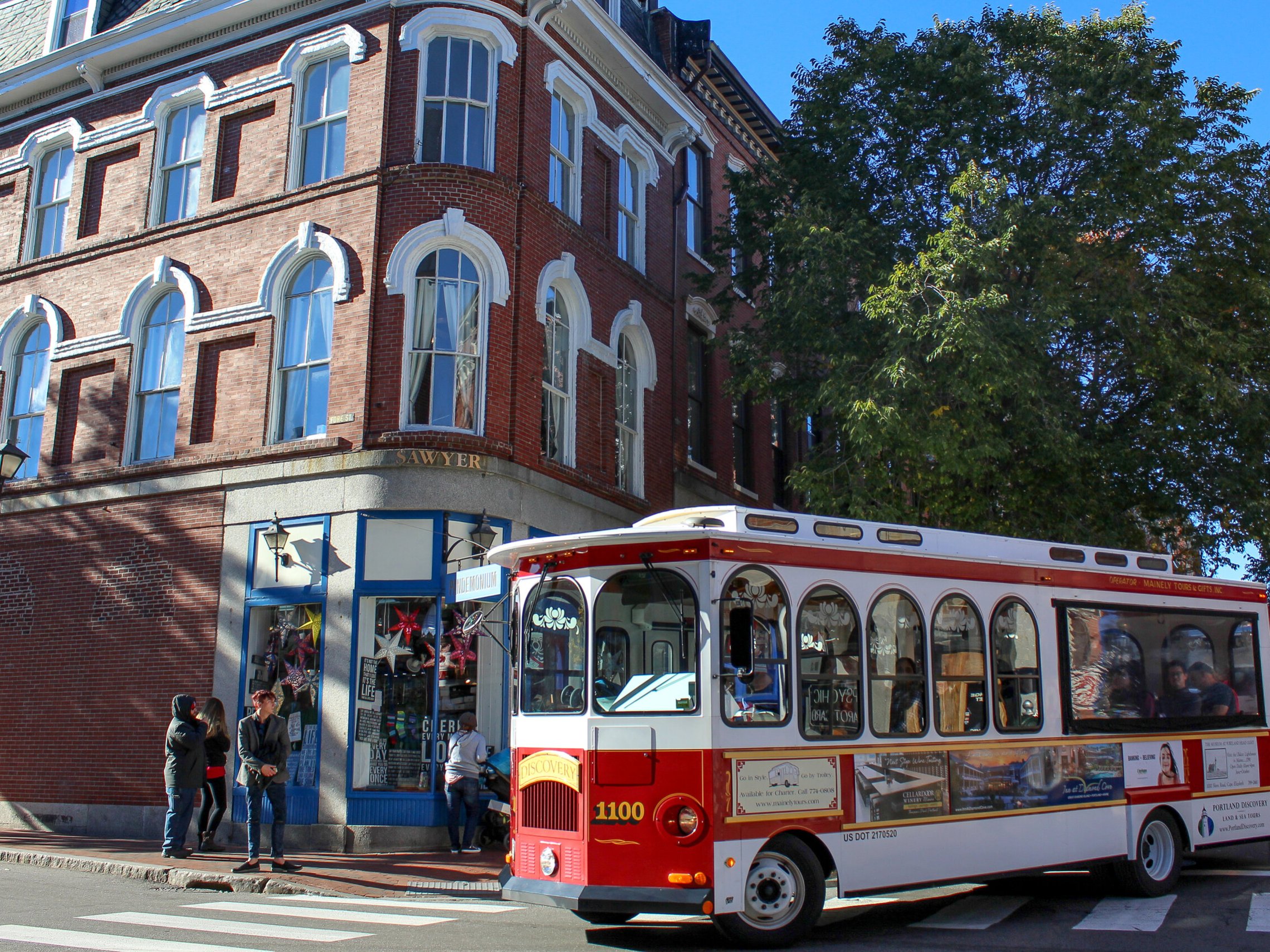 a bus that is parked on the side of a building